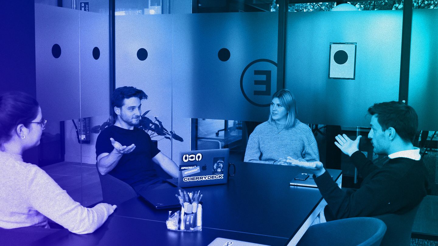 Grupa ludzi dyskutująca w przestrzeni biurowej