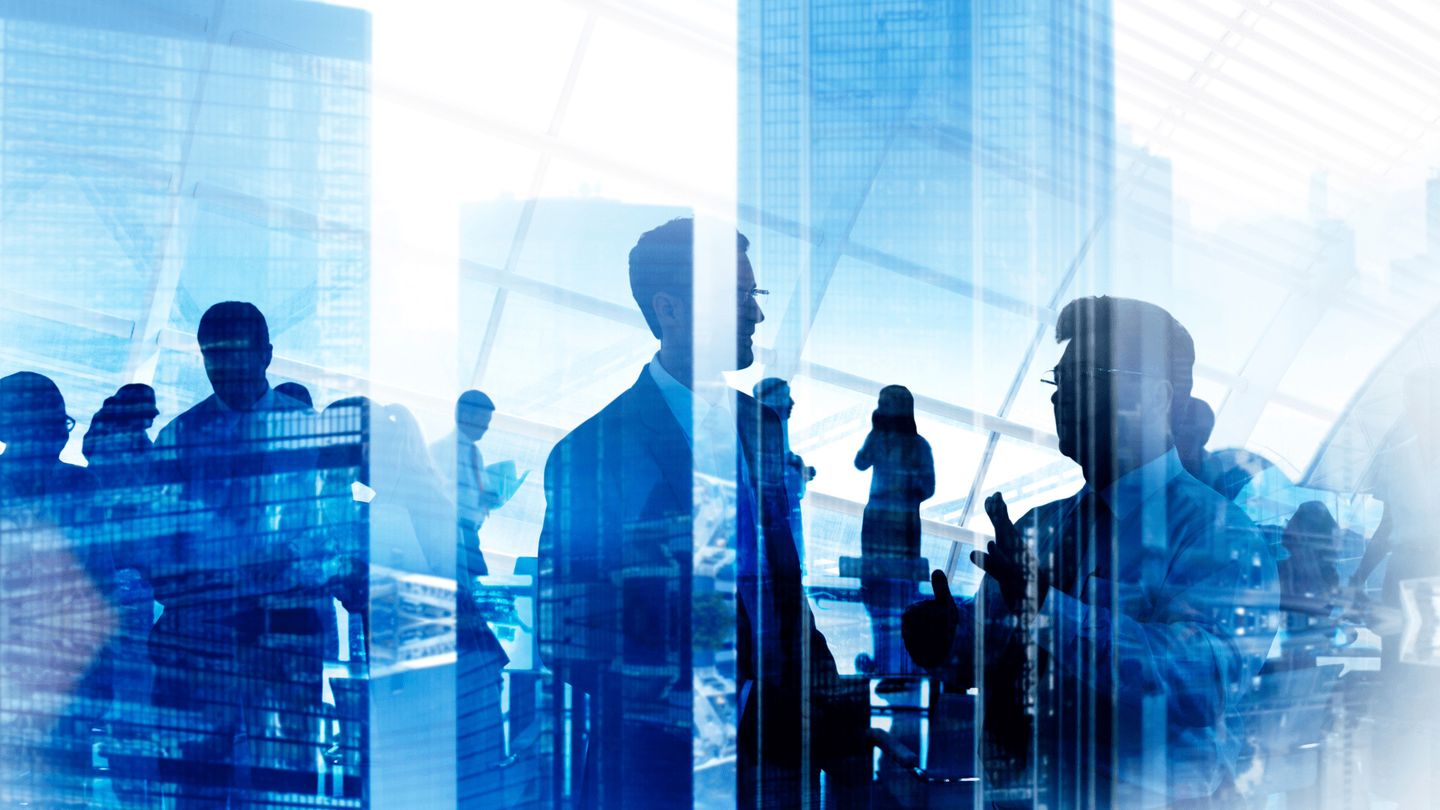 Abstrakcyjna fotografia z podwójną ekspozycją prezentująca wieżowce oraz ludzi